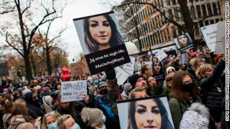 Death of pregnant woman sparks debate over abortion ban in Poland