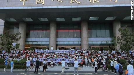 The protest outside the Zhengzhou branch of the country's central bank, the People's Bank of China, is the largest protest savers have staged in recent months.
