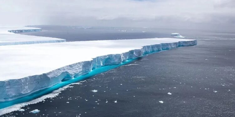 The world's largest iceberg escapes Antarctica and heads towards the ...